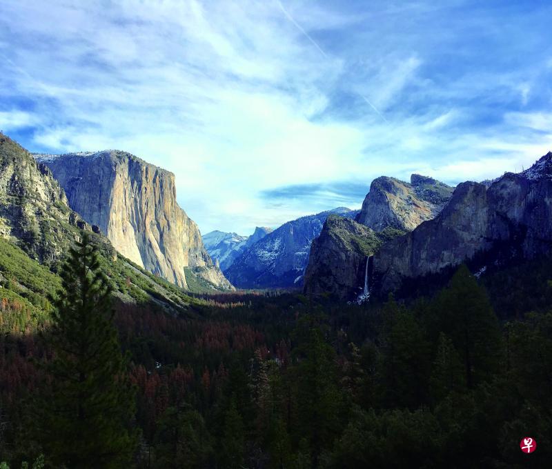 从隧道观景点放眼优胜美地山谷的景色,左边是船长峰,中间有白雪盖顶的山峰名为云住,往右是半圆顶,最右的瀑布是新娘面纱瀑布。 从隧道观景点放眼优胜美地山谷的景色,左边是船长峰,中间有白雪盖顶的山峰名为云住,往右是半圆顶,最右的瀑布是新娘面纱瀑布。