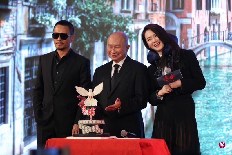 《追捕》导演吴宇森(中)与主演张涵予(左)、戚薇亮相北京发布会。(中新社) 《追捕》导演吴宇森(中)与主演张涵予(左)、戚薇亮相北京发布会。(中新社)