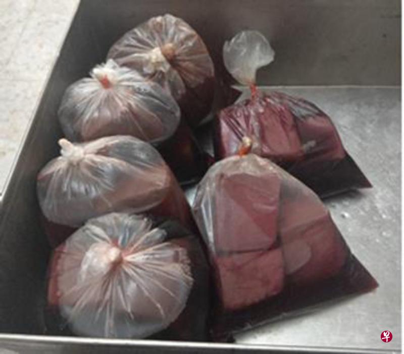 农粮局从男子的组屋内搜出15.6公斤的猪血制品。(农粮局提供) 农粮局从男子的组屋内搜出15.6公斤的猪血制品。(农粮局提供)