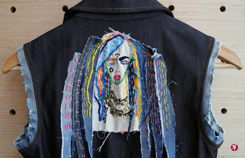 Mash-Up用牛仔碎布搭配亮片和刺绣装饰背心夹克的背面。 Mash-Up用牛仔碎布搭配亮片和刺绣装饰背心夹克的背面。