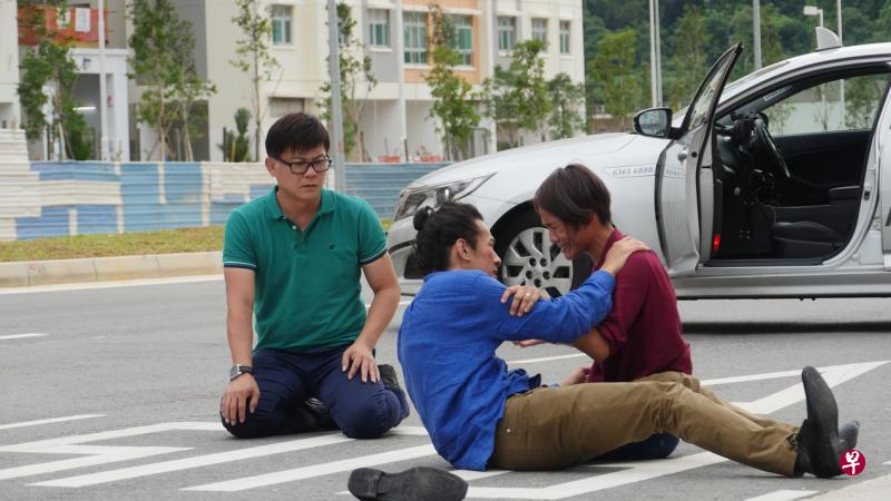 演出德士司机的王昱青(左)在要交班时却迎来一对争吵不休的情侣。(星和视界提供) 演出德士司机的王昱青(左)在要交班时却迎来一对争吵不休的情侣。(星和视界提供)