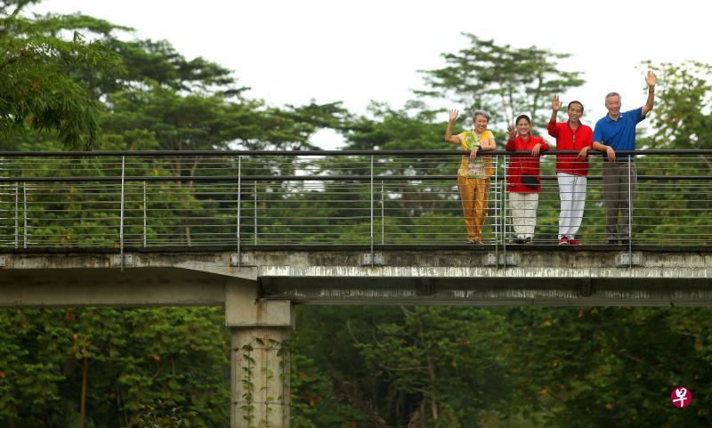 配合新加坡与印度尼西亚庆祝建交50周年，李显龙总理（右起）、印尼总统佐科、佐科夫人埃里亚纳与李总理夫人何晶昨早到植物园新辟园区研习森林植树，并一同在园内散步。（叶振忠摄）