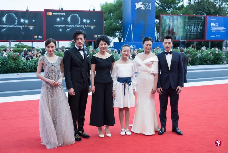 演员彭静(从左至右)、耿乐、导演文晏、演员周美君、史可、王栎鑫亮相影片《嘉年华》首映式红毯。(新华社) 演员彭静(从左至右)、耿乐、导演文晏、演员周美君、史可、王栎鑫亮相影片《嘉年华》首映式红毯。(新华社)