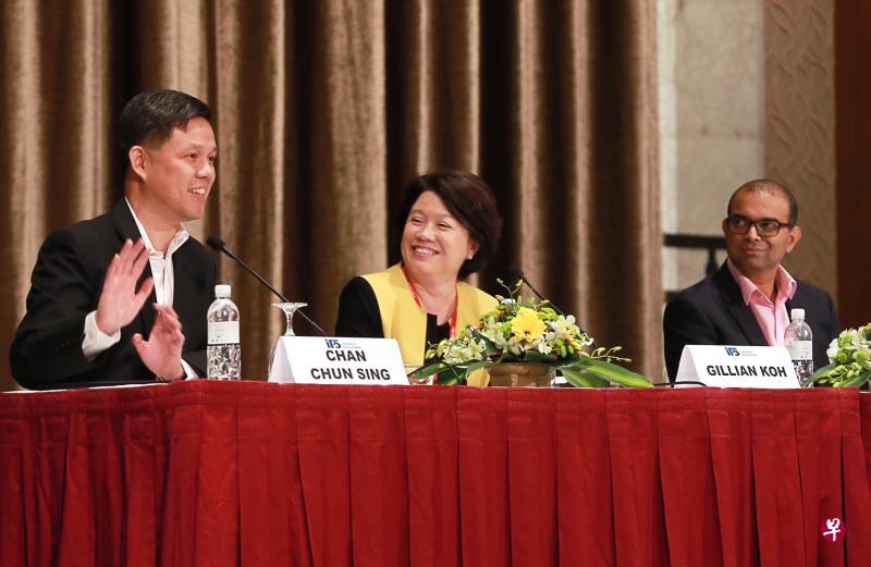 总理公署部长陈振声(左起)、李光耀公共政策学院政策研究所副所长许林珠博士,以及教育部兼通讯及新闻部高级政务部长普杰立医生,昨日在论坛上回应出席者有关保留总统选举的疑问。(唐家鸿摄) 总理公署部长陈振声(左起)、李光耀公共政策学院政策研究所副所长许林珠博士,以及教育部兼通讯及新闻部高级政务部长普杰立医生,昨日在论坛上回应出席者有关保留总统选举的疑问。(唐家鸿摄)