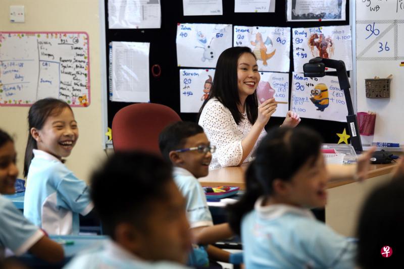 大学生林惠羚今年在友诺士小学参与10周的教学实习,让她更肯定自己想加入教师行列。(邝启聪摄) 大学生林惠羚今年在友诺士小学参与10周的教学实习,让她更肯定自己想加入教师行列。(邝启聪摄)