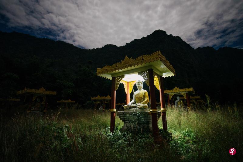 Zwegabin山脚下摆放着一尊尊佛像,到了夜里还有灯火照亮,仿佛电影中的场景。 Zwegabin山脚下摆放着一尊尊佛像,到了夜里还有灯火照亮,仿佛电影中的场景。