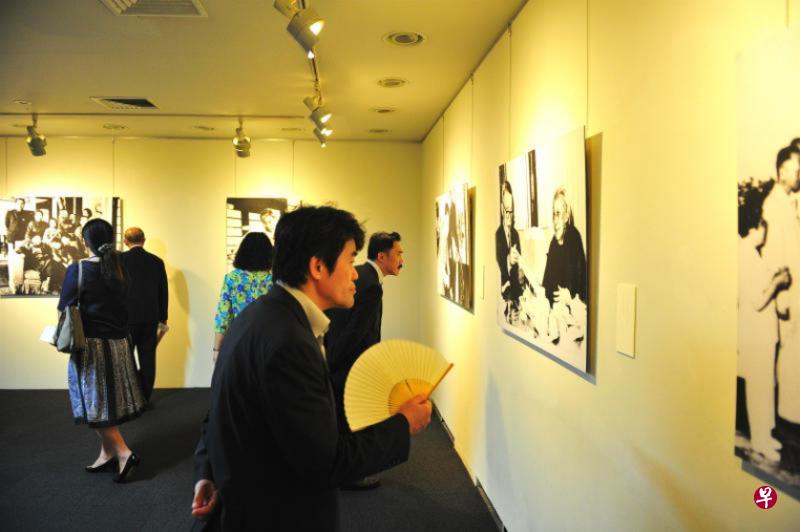 公众观赏“何香凝艺术精品展览”。(中新社) 公众观赏“何香凝艺术精品展览”。(中新社)