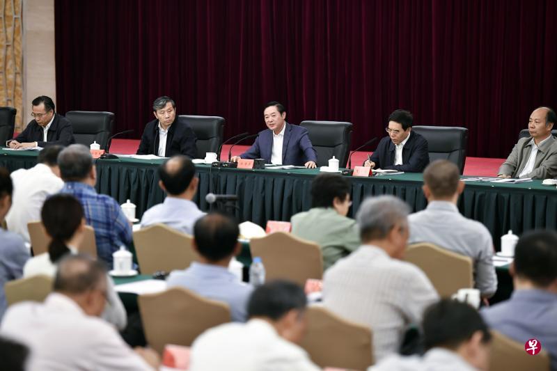 中宣部部长刘奇葆(中)上周出席全国电视剧工作座谈会时强调,要“更好地弘扬主旋律、传播正能量”。(新华社) 中宣部部长刘奇葆(中)上周出席全国电视剧工作座谈会时强调,要“更好地弘扬主旋律、传播正能量”。(新华社)