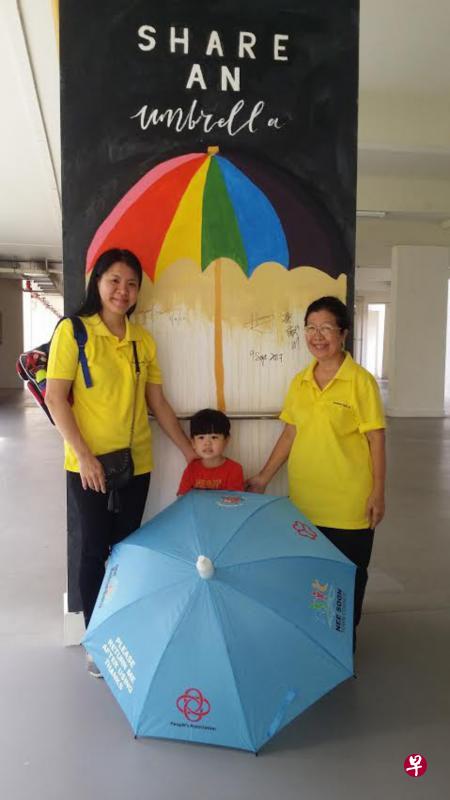 哥本峇鲁社区增设雨伞架,摆放的免费雨伞供居民和学生使用。(杨杰喻摄) 哥本峇鲁社区增设雨伞架,摆放的免费雨伞供居民和学生使用。(杨杰喻摄)