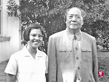 当年在毛泽东(右)身边工作时的王海容。(星岛日报) 当年在毛泽东(右)身边工作时的王海容。(星岛日报)