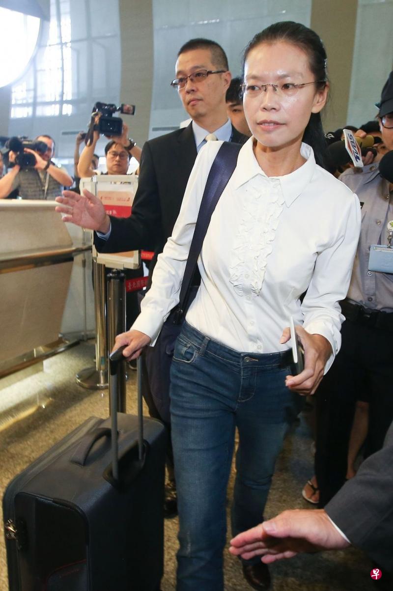李明哲妻子李净瑜上午自松山机场搭机前往中国大陆,对媒体询问仅表示谢谢关心。(联合新闻网) 李明哲妻子李净瑜上午自松山机场搭机前往中国大陆,对媒体询问仅表示谢谢关心。(联合新闻网)