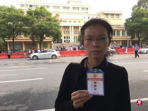 李明哲案今早开庭,其妻李净瑜抵达湖南岳阳的法院外准备旁听。(自由时报电子报) 李明哲案今早开庭,其妻李净瑜抵达湖南岳阳的法院外准备旁听。(自由时报电子报)