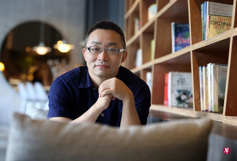 中国作家东西自8月起,在南洋理工大学担任驻校作家。(邬福梁摄影) 中国作家东西自8月起,在南洋理工大学担任驻校作家。(邬福梁摄影)