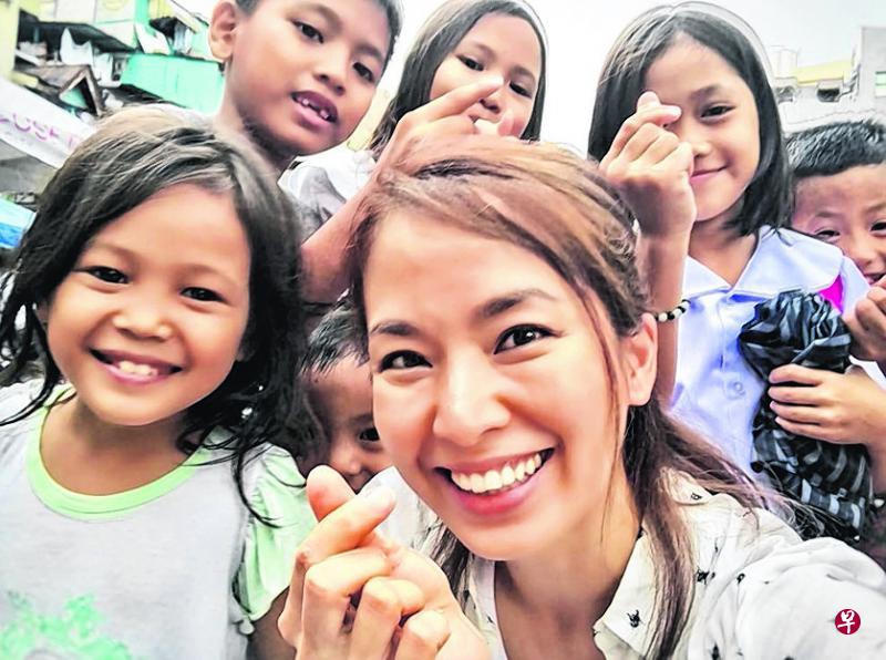 有懿(右)与马尼拉的孩子合影。 有懿(右)与马尼拉的孩子合影。