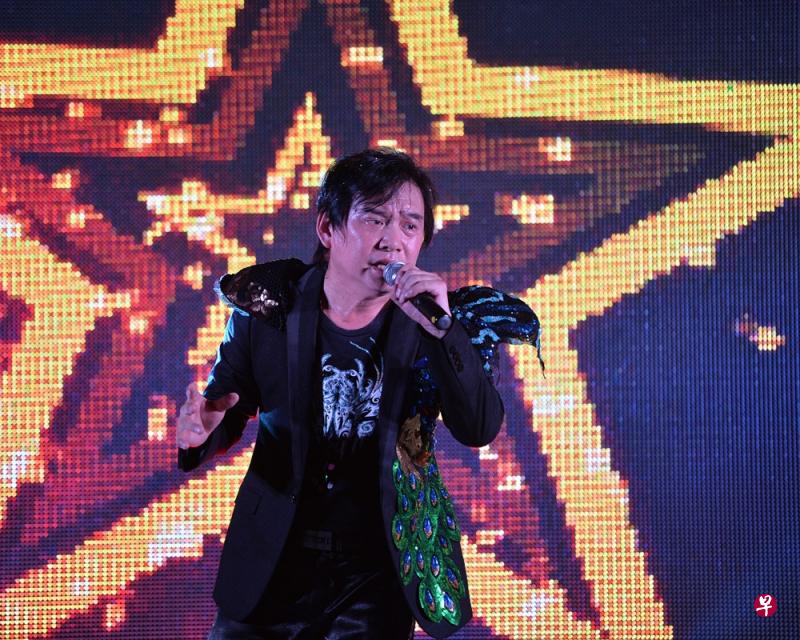 姚乙昨晚在台上又演唱又模仿,台下彻夜掌声雷鸣。 姚乙昨晚在台上又演唱又模仿,台下彻夜掌声雷鸣。