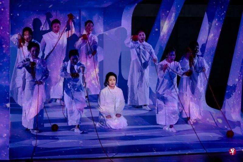 饰演特洛伊王后赫库芭的Kim Kum-mi(中)表现令人赞叹,合唱歌者也成功烘托故事的戏剧性。(新加坡国际艺术节提供) 饰演特洛伊王后赫库芭的Kim Kum-mi(中)表现令人赞叹,合唱歌者也成功烘托故事的戏剧性。(新加坡国际艺术节提供)