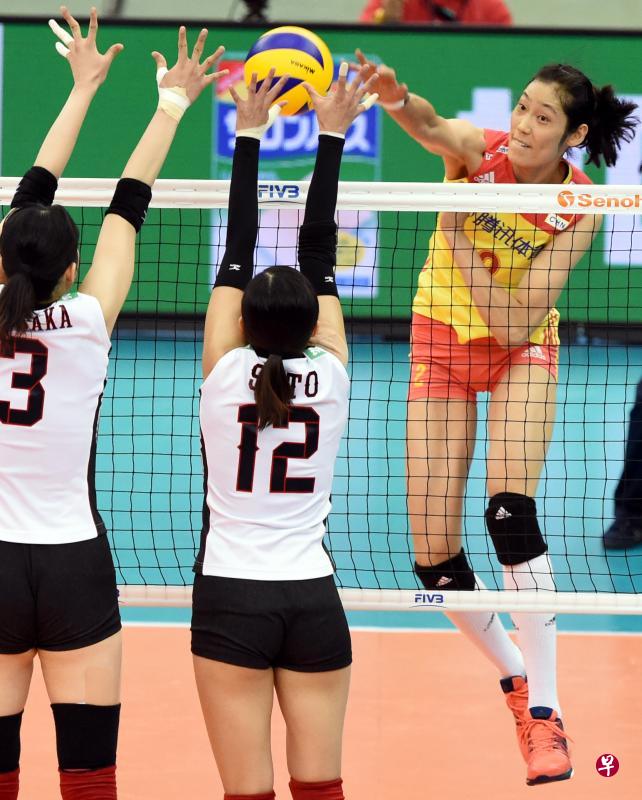 中国主将朱婷(右)获得本届女排大冠军杯赛的最有价值球员奖。(新华社) 中国主将朱婷(右)获得本届女排大冠军杯赛的最有价值球员奖。(新华社)