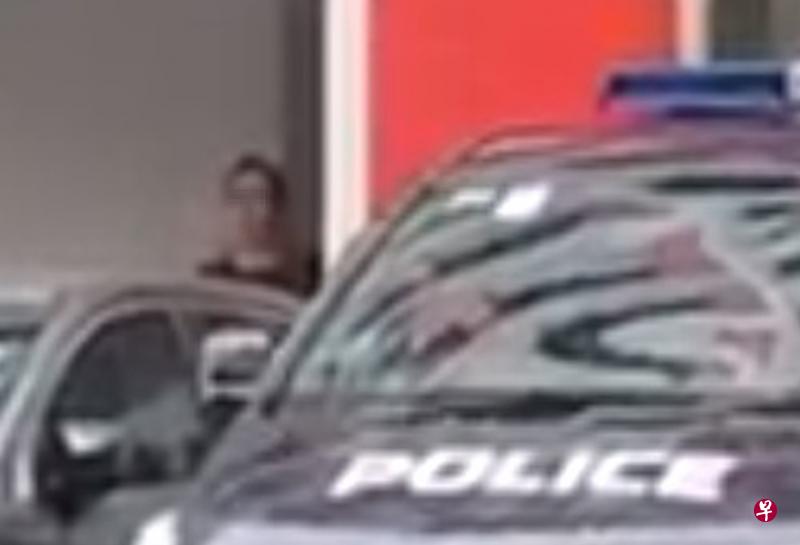 女雇主被警方上铐准备带回警局。（受访者提供）