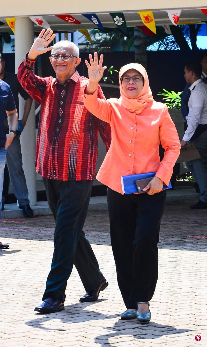 哈莉玛与丈夫阿都拉向群众挥手致意。(庄耿闻摄) 哈莉玛与丈夫阿都拉向群众挥手致意。(庄耿闻摄)