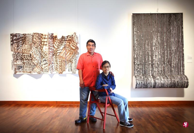 本地全职艺术家夫妻档蔡世华和洪雪珍在洪雪珍个展“空间”合影。(叶振忠摄) 本地全职艺术家夫妻档蔡世华和洪雪珍在洪雪珍个展“空间”合影。(叶振忠摄)