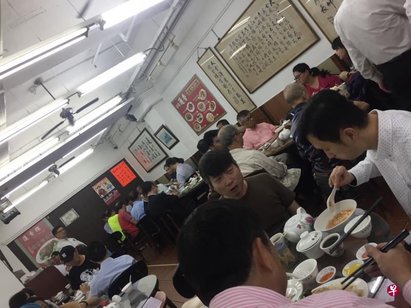 莲香楼即使到了下午仍挤满顾客。 莲香楼即使到了下午仍挤满顾客。