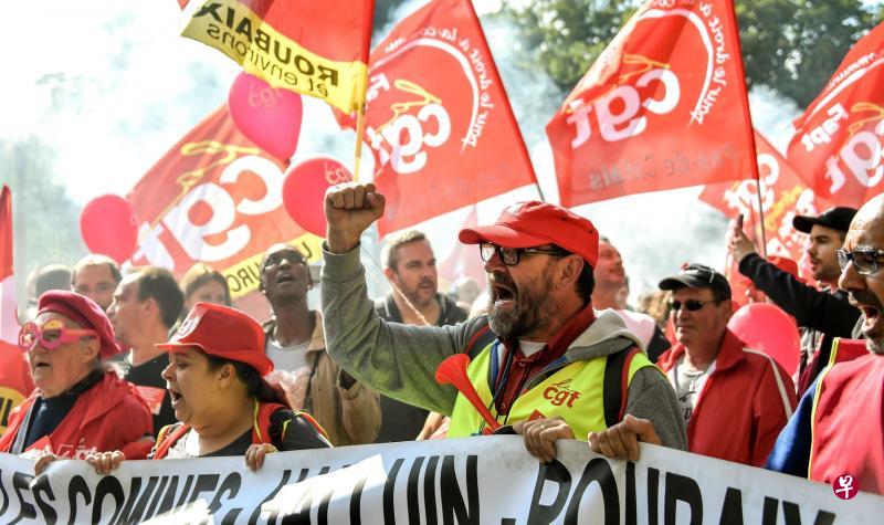 周二在法国北部里尔市,大批工人响应工会号召,参与反对劳动法改革的罢工游行。(法新社) 周二在法国北部里尔市,大批工人响应工会号召,参与反对劳动法改革的罢工游行。(法新社)