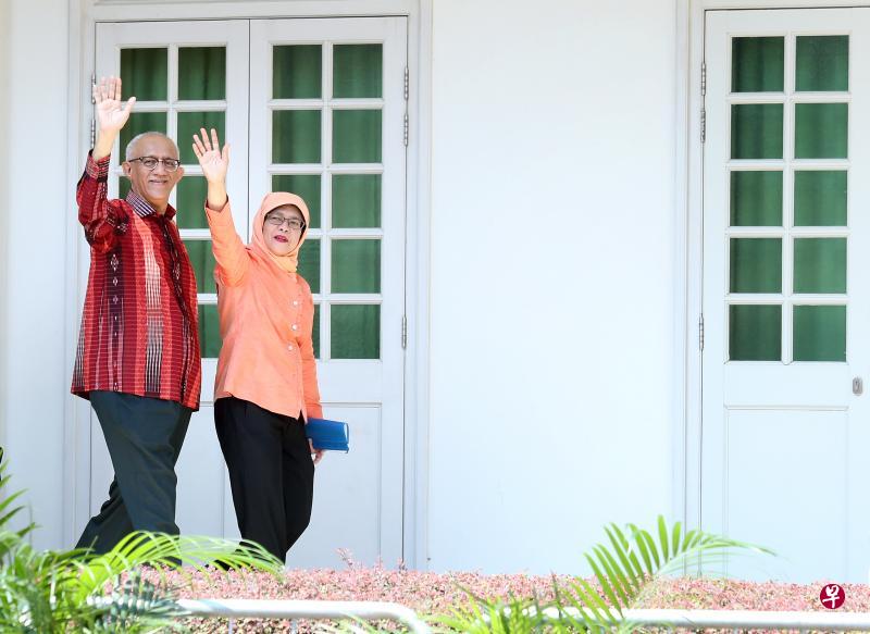 哈莉玛(右)与夫婿穆罕默德在提名中心向支持者挥手示意。(何炳耀摄) 哈莉玛(右)与夫婿穆罕默德在提名中心向支持者挥手示意。(何炳耀摄)