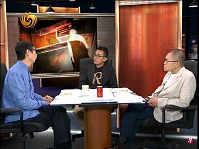 《锵锵三人行》于1998年4月启播,主持人窦文涛(中)每集邀请两岸三地知识分子就社会热点和文化议题等各抒己见。(网络图) 《锵锵三人行》于1998年4月启播,主持人窦文涛(中)每集邀请两岸三地知识分子就社会热点和文化议题等各抒己见。(网络图)