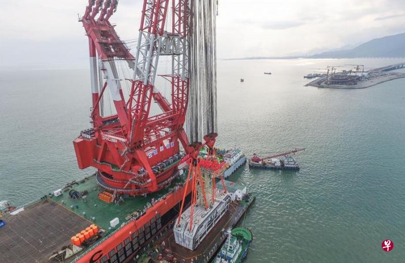 2017年5月2日,重达6000吨的最后接头像“楔子”一样将海底隧道连为一体,意味着迄今世界最长跨海大桥——港珠澳大桥主体工程即将全线贯通。随着一桥飞架三地,粤港澳半小时超级城市群经济圈加快形成,世界级大湾区加速起航。(新华社) 2017年5月2日,重达6000吨的最后接头像“楔子”一样将海底隧道连为一体,意味着迄今世界最长跨海大桥——港珠澳大桥主体工程即将全线贯通。随着一桥飞架三地,粤港澳半小时超级城市群经济圈加快形成,世界级大湾区加速起航。(新华社)