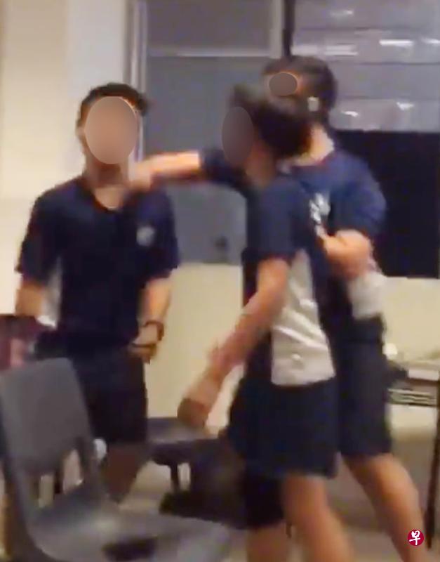 壮男生挥拳殴打男同学,男同学回敬一拳。(视频截图) 壮男生挥拳殴打男同学,男同学回敬一拳。(视频截图)