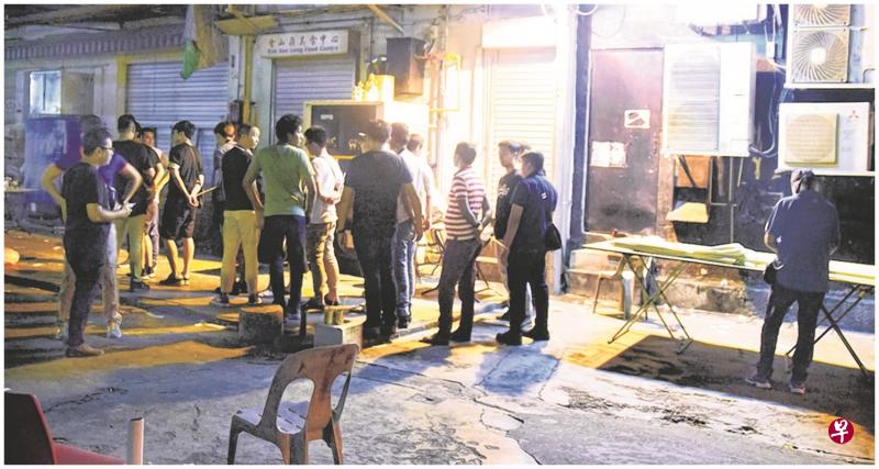 昨晚8名男子在芽笼16巷的后巷被捕,排排站等着被押回警局。 昨晚8名男子在芽笼16巷的后巷被捕,排排站等着被押回警局。