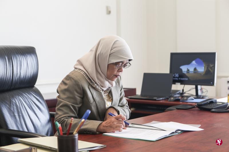 哈莉玛总统昨天上午未正式宣誓就职,已到总统府“开工”,批阅文件。(梁伟康摄) 哈莉玛总统昨天上午未正式宣誓就职,已到总统府“开工”,批阅文件。(梁伟康摄)