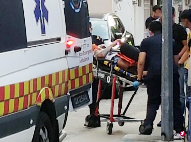 37岁男子从3楼跳下后,救护车到场。(受访者提供) 37岁男子从3楼跳下后,救护车到场。(受访者提供)