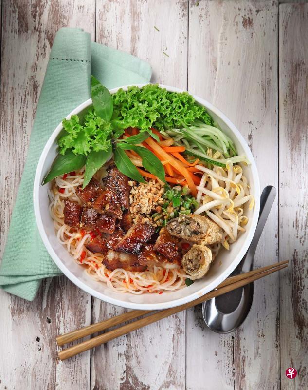 越南餐馆Pho Street新推出的五花肉粗米粉配春卷。 越南餐馆Pho Street新推出的五花肉粗米粉配春卷。