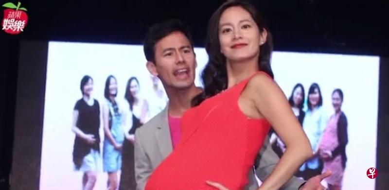 谢怡芬挺孕肚走秀,狮城老公吴宇卫陪走护妻。(互联网) 谢怡芬挺孕肚走秀,狮城老公吴宇卫陪走护妻。(互联网)