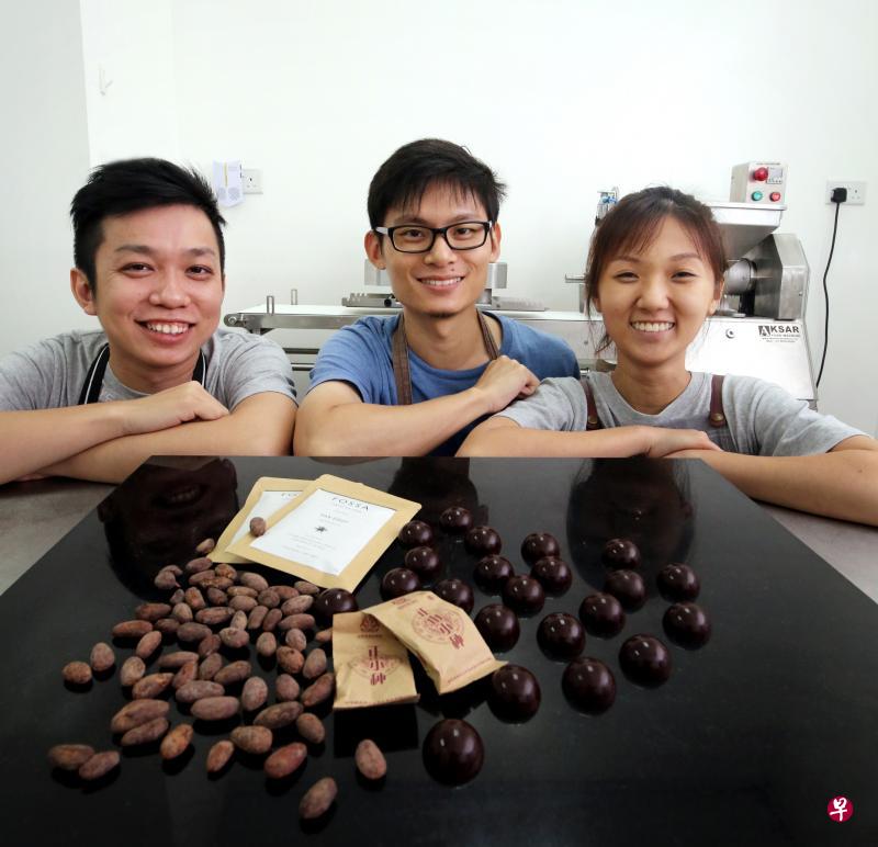 →Fossa团队(左起)廖科渊、蔡建南和谢慧怡从搬运材料、巧克力制作及销售、送货亲力亲为,致力推广本地手工巧克力。 →Fossa团队(左起)廖科渊、蔡建南和谢慧怡从搬运材料、巧克力制作及销售、送货亲力亲为,致力推广本地手工巧克力。