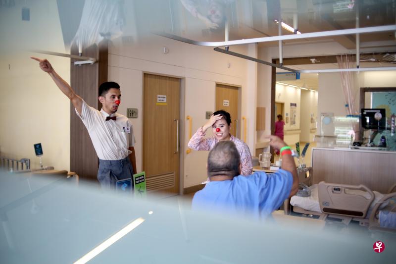 李皋驹和搭档Izzaty一唱一和,诙谐动作让病人不禁也跟着他们一起舞动双手。(龙国雄摄) 李皋驹和搭档Izzaty一唱一和,诙谐动作让病人不禁也跟着他们一起舞动双手。(龙国雄摄)
