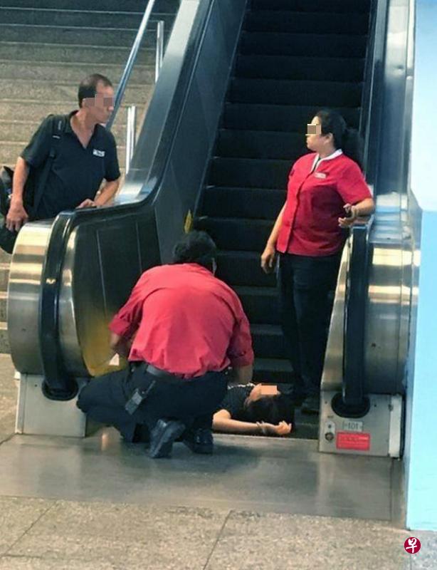 女郎在地铁站内搭扶梯时,疑似在看手机,抵达地面时摔倒昏厥。(取自面簿) 女郎在地铁站内搭扶梯时,疑似在看手机,抵达地面时摔倒昏厥。(取自面簿)