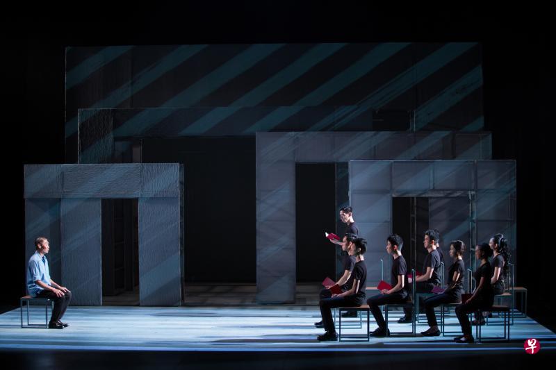 九年剧场改编自本地作家英培安小说的同名作品《画室》为本届SIFA揭幕,得到热烈回响。(SIFA提供) 九年剧场改编自本地作家英培安小说的同名作品《画室》为本届SIFA揭幕,得到热烈回响。(SIFA提供)