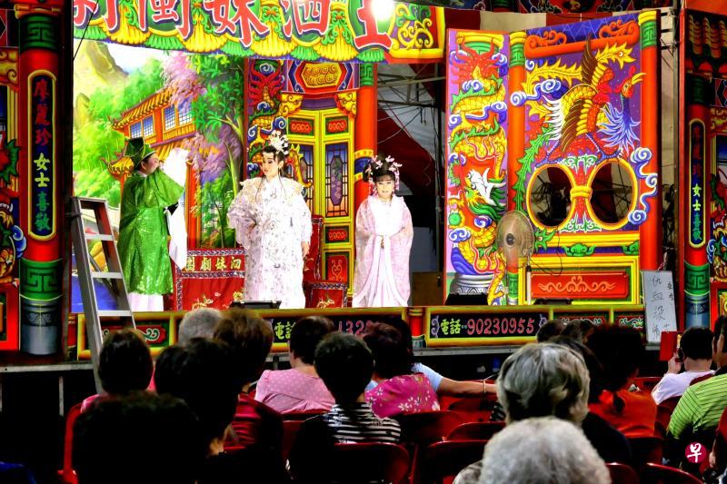 台上演出《仇血染情花》。 台上演出《仇血染情花》。