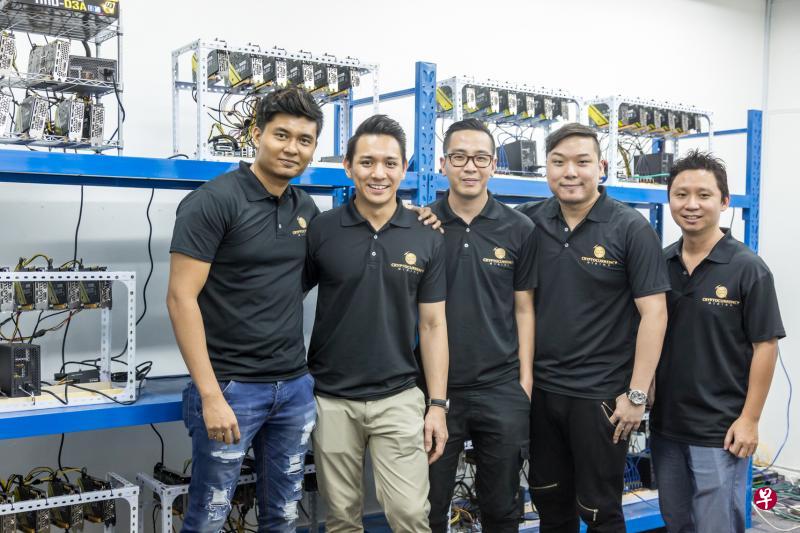 比特币价格近期暴涨,带动加密货币挖矿热潮。吴兆民(右一)跟四名朋友一起设立挖矿公司,除了售卖专门挖矿的电脑主机,还计划设置超过100架电脑主机的矿池。(徐颖荃摄) 比特币价格近期暴涨,带动加密货币挖矿热潮。吴兆民(右一)跟四名朋友一起设立挖矿公司,除了售卖专门挖矿的电脑主机,还计划设置超过100架电脑主机的矿池。(徐颖荃摄)