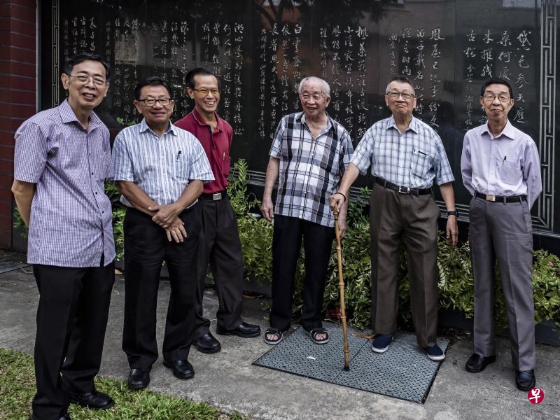 六位来自端蒙中学的书法家曾广纬(右起)、余培基、江士豹、陈合新、赖瑞龙和吴奕明,在潮安会馆外的潮州八景行书前合照。该作品为曾广纬所书。(受访者提供) 六位来自端蒙中学的书法家曾广纬(右起)、余培基、江士豹、陈合新、赖瑞龙和吴奕明,在潮安会馆外的潮州八景行书前合照。该作品为曾广纬所书。(受访者提供)