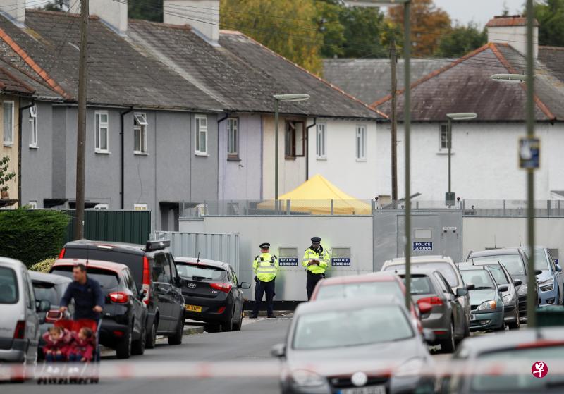 过去几天,英国警方在伦敦内外突击搜查,追捕上周五恐怖袭击事故的嫌疑人。前天,他们到森伯里镇,突击一个疑犯的住家。(路透社) 过去几天,英国警方在伦敦内外突击搜查,追捕上周五恐怖袭击事故的嫌疑人。前天,他们到森伯里镇,突击一个疑犯的住家。(路透社)