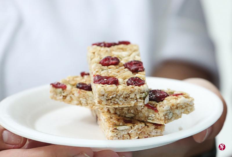 共和理工师生利用豆渣制成谷粮能量棒。(何家俊摄) 共和理工师生利用豆渣制成谷粮能量棒。(何家俊摄)