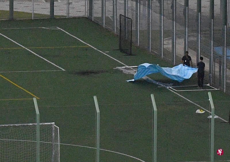 一名中学生在上体育课时,因跳上抓住球门横杆,结果被倒下的球门击中头部丧命。(档案照片) 一名中学生在上体育课时,因跳上抓住球门横杆,结果被倒下的球门击中头部丧命。(档案照片)