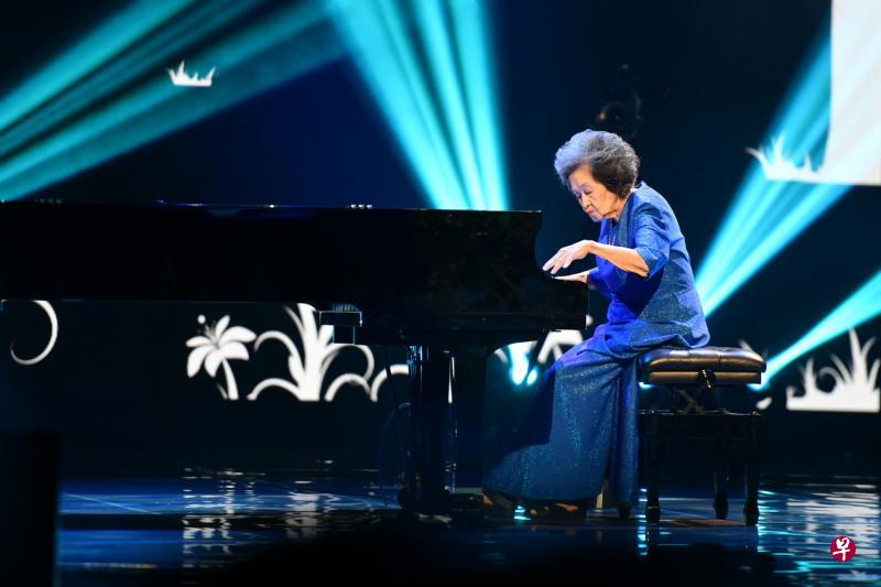 钢琴家巫漪丽的表演获得近3万通电话筹款,遥遥领先众艺人。(图/新明日报) 钢琴家巫漪丽的表演获得近3万通电话筹款,遥遥领先众艺人。(图/新明日报)