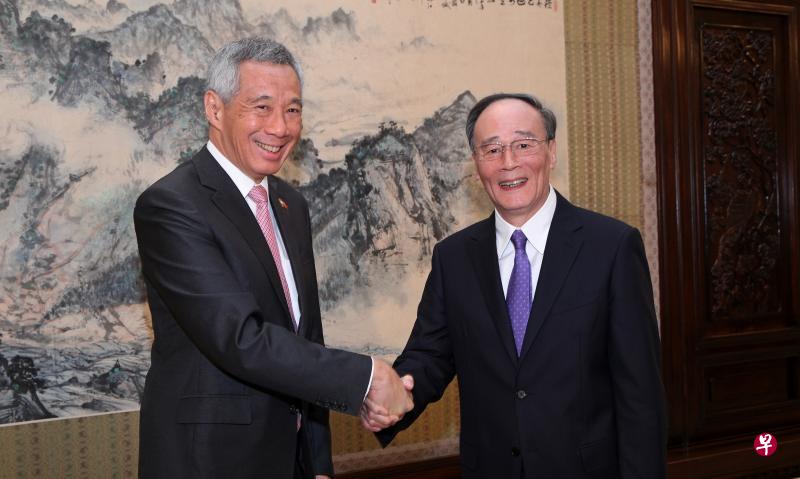 李总理(左)今早在北京中南海与中共中央纪律检查委员会书记王岐山会面。(照片由新加坡通讯及新闻部提供) 李总理(左)今早在北京中南海与中共中央纪律检查委员会书记王岐山会面。(照片由新加坡通讯及新闻部提供)