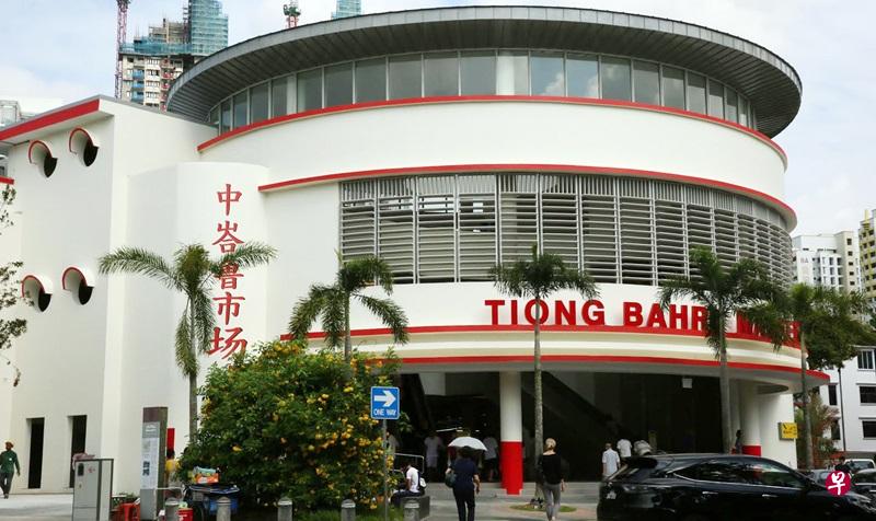 历史悠久的中峇鲁市场,内设售卖各种新加坡特色平民美食的小贩中心。(新加坡报业 控股版权) 历史悠久的中峇鲁市场,内设售卖各种新加坡特色平民美食的小贩中心。(新加坡报业 控股版权)