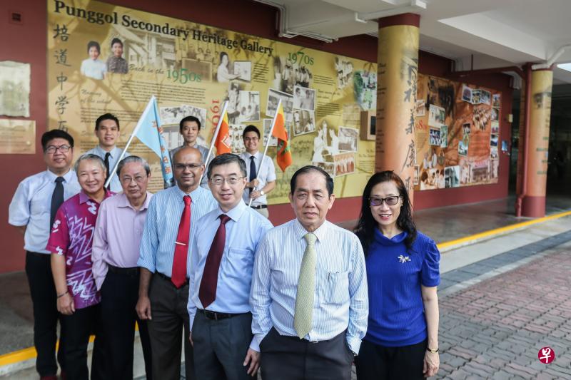 培道中学配合庆祝建校60周年,编纂了记录校史的茶几书。图为培道中学校长郭进前(前排右三)、谘询委员会主席罗建明(前排右二)和荣誉会长李长沙(前排左三)、校友会代表陈封淦(前排左二),以及该校参与编纂茶几书的其中一些教职员,一同在学校的历史走廊前合影。(梁伟康摄) 培道中学配合庆祝建校60周年,编纂了记录校史的茶几书。图为培道中学校长郭进前(前排右三)、谘询委员会主席罗建明(前排右二)和荣誉会长李长沙(前排左三)、校友会代表陈封淦(前排左二),以及该校参与编纂茶几书的其中一些教职员,一同在学校的历史走廊前合影。(梁伟康摄)