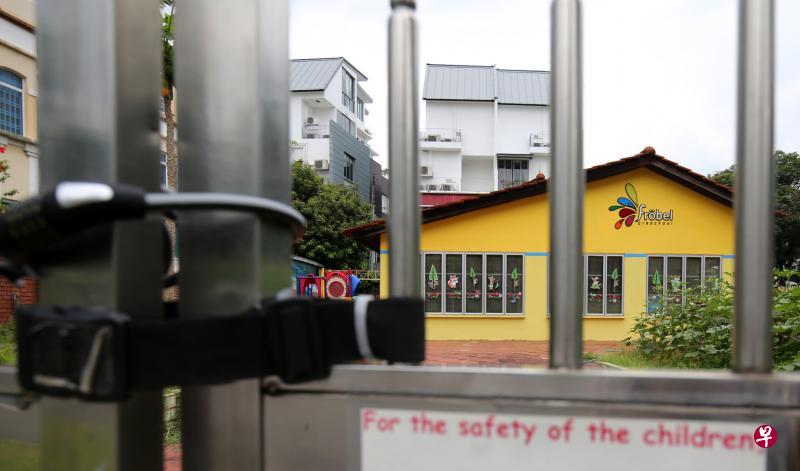 《联合早报》昨天中午走访位于三巴旺的福禄贝尔幼儿园,发现幼儿园门窗紧锁,草坪看似有一段时间没人打理。(梁麒麟摄) 《联合早报》昨天中午走访位于三巴旺的福禄贝尔幼儿园,发现幼儿园门窗紧锁,草坪看似有一段时间没人打理。(梁麒麟摄)